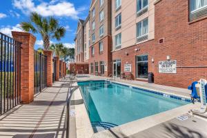 a swimming pool in the courtyard of a building at Hilton Garden Inn Myrtle Beach/Coastal Grand Mall in Myrtle Beach