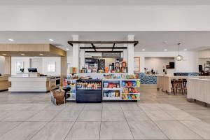 a store lobby with a grocery store with a counter at Hilton Garden Inn Myrtle Beach/Coastal Grand Mall in Myrtle Beach