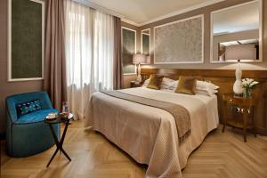 Habitación de hotel con cama y silla azul en Hotel Accademia en Verona
