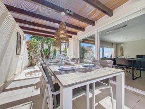 a dining room with a table and chairs at Villa Elisa - 3510 in Mar de Cristal