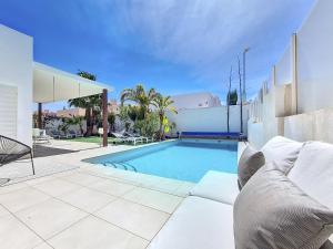 a swimming pool with a couch and a house at Villa Elisa - 3510 in Mar de Cristal