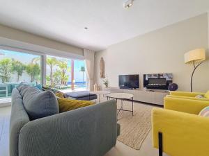 a living room with a couch and a tv at Villa Elisa - 3510 in Mar de Cristal