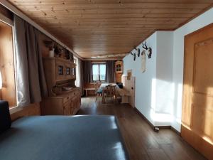 a living room with a table and a wooden ceiling at Apartment in Hochf gen with a terrace in Hochfugen