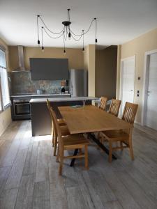 een keuken met een houten tafel en stoelen bij Casa Monstagol in Soiano del Lago