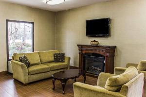 a living room with a fireplace and a tv at Quality Inn Kinston Hwy 70 in Kinston