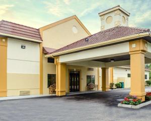 Edificio frente al hotel Aury Inn Suites on the Beach en Quality Inn & Suites Medina - Akron West, en Medina