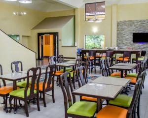 Un restaurante con mesas y sillas y un bar. en Quality Inn & Suites Medina - Akron West, en Medina