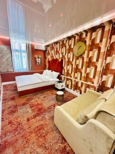 1 dormitorio con 2 camas y reloj en la pared en Villa & Restaurant Levoslav House, en Sibiu