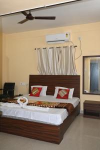 a bedroom with a large bed in a room at Goroomgo Green Akress Bhubaneswar in Bhubaneshwar