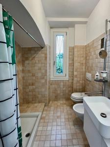 uma casa de banho com uma banheira, um WC e um lavatório. em Country house close to Orta Lake em Bolzano Novarese