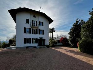 um edifício branco com um telhado preto em Country house close to Orta Lake em Bolzano Novarese