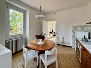 uma cozinha e sala de jantar com mesa e cadeiras em Country house close to Orta Lake em Bolzano Novarese