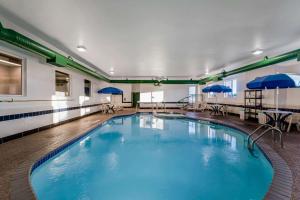 una gran piscina con agua azul en una habitación de hotel en Sleep Inn & Suites Green Bay South, en De Pere
