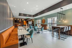 Comfort Suites Cheyenne في شايان: مطعم فيه طاولات وكراسي في الغرفة