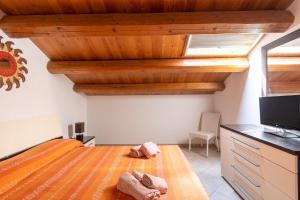 een slaapkamer met een bed en een bureau met een televisie bij Villa Montalbano in Scicli