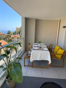 Appartement neuf, Monaco avec vue mer في بوسولاي: شرفة مع طاولة وكراسي على شرفة