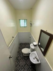 Edgar's Guest House في موالبوال: حمام صغير مع مرحاض ومغسلة