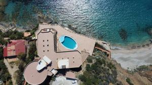 una vista aérea de una casa junto al océano en orizzonte mare, en Teulada