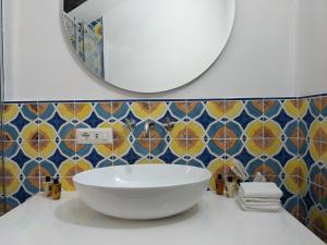 y baño con lavabo blanco y espejo. en Casa Giovanna Positano, en Positano