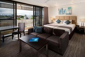 Postel nebo postele na pokoji v ubytování Rydges Esplanade Resort Cairns