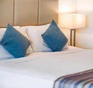 Postel nebo postele na pokoji v ubytování Rydges Esplanade Resort Cairns
