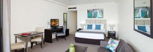 Postel nebo postele na pokoji v ubytování Rydges Esplanade Resort Cairns