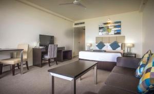TV a/nebo společenská místnost v ubytování Rydges Esplanade Resort Cairns