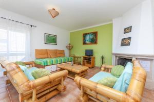 sala de estar con muebles y chimenea en P - Meia-Praia Seaview Guesthouse, en Lagos