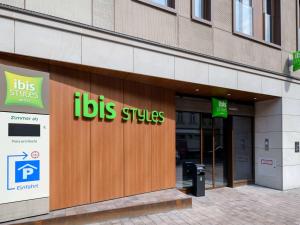 uma loja com uma placa na frente de um edifício em ibis Styles Bamberg em Bamberg