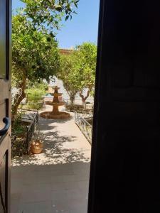 uitzicht op een binnenplaats met een fontein en bomen bij Riad Elaissi in Taroudant