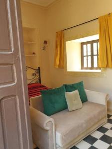 uma sala de estar com um sofá e uma janela em Riad Elaissi em Tarudante