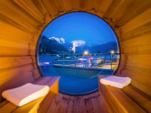 サランシュにあるIbis Styles Sallanches Pays du Mont-Blancの眺望の良い木造の部屋の丸窓