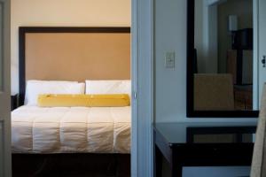 Tempat tidur dalam kamar di The Washington Inn
