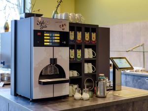 Příslušenství pro přípravu čaje a kávy v ubytování ibis Styles Coburg