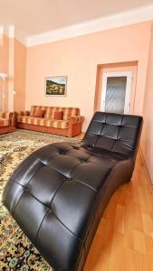 a leather ottoman in the middle of a living room at Kamil Apartments, Delux A, 65m2 in Karlovy Vary