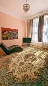 un grand salon avec un grand tapis dans l'établissement Kamil Apartments, Delux A, 65m2, à Karlovy Vary