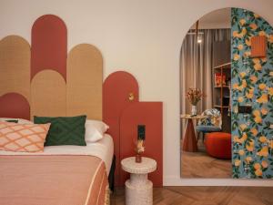 Łóżko lub łóżka w pokoju w obiekcie Ibis Styles Sevilla City Santa Justa