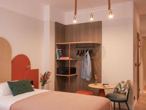 Łóżko lub łóżka w pokoju w obiekcie Ibis Styles Sevilla City Santa Justa