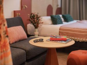 Łóżko lub łóżka w pokoju w obiekcie Ibis Styles Sevilla City Santa Justa