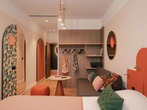 Łóżko lub łóżka w pokoju w obiekcie Ibis Styles Sevilla City Santa Justa