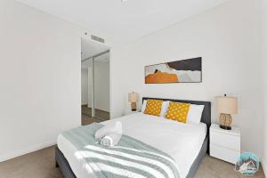 Łóżko lub łóżka w pokoju w obiekcie Aircabin - Mascot - Walk to Station - 3 Beds Apt