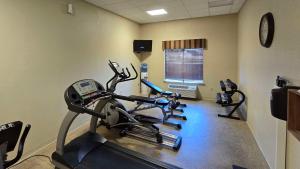 um ginásio com duas bicicletas de exercício num quarto em Comfort Inn & Suites em Beeville
