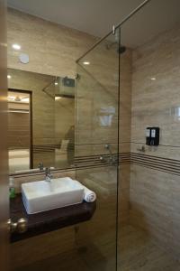 Hotel The Avoir Asansol的一间浴室