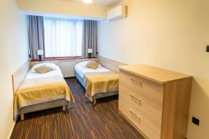 Habitación de hotel con 2 camas y vestidor en Ośrodek Szkoleniowo-Wypoczynkowy "Leśnik", en Ustka