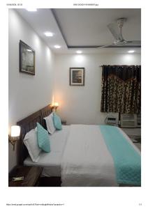een slaapkamer met een groot bed met blauwe kussens bij YANA B&B in New Delhi