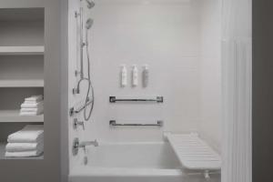 Koupelna v ubytování Homewood Suites By Hilton Grand Prairie At EpicCentral