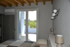 een slaapkamer met een bed en een glazen schuifdeur bij Casa Monstagol in Soiano del Lago +40 foto's