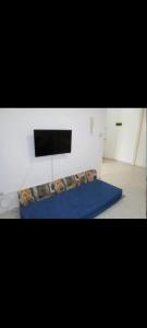 Habitación con cama con alfombra azul en شط مريم, en Hammam Sousse
