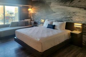 Tempat tidur dalam kamar di Cambria Hotel Niagara Falls