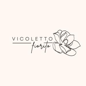 une fleur noire et blanche avec le mot «vivitar focus» dans l'établissement Vicoletto Fiorito, à Porto Empedocle